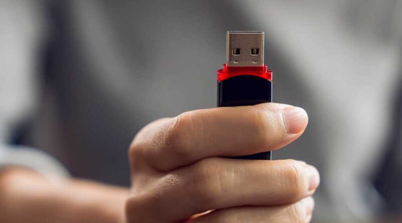 USB-Stick in der Hand einer Frau