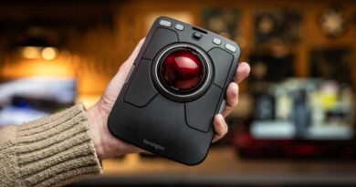 Expert Mouse Pro TB900 EQ trackball mouse held in hand