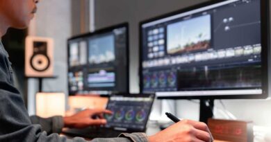 Ein Mann, der vor einem Computer mit zwei Bildschirmen ein Video editiert