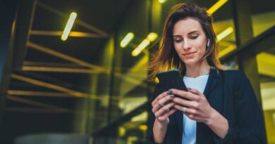 Business Frau mit Smartphone und Ohrhörern