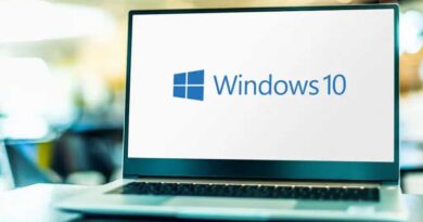 Laptop mit Windows 10 Logo