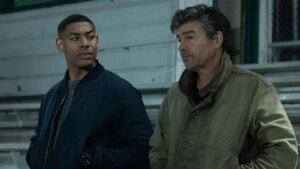 How Kyle Chandler's late father influence his character's bond with co-star?