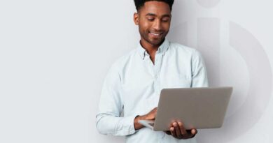 iolo guy holding laptop with grey iolo